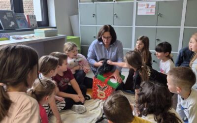 Prvašići iz 1.a otkrivaju čarobni svijet školske knjižnice!