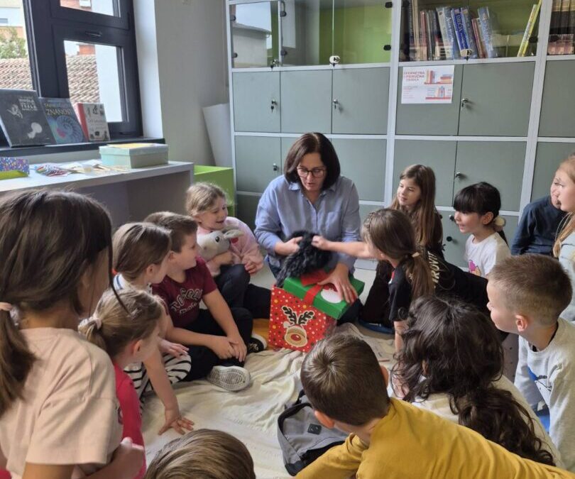 Prvašići iz 1.a otkrivaju čarobni svijet školske knjižnice!